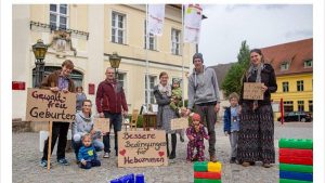 Gewaltfreie Geburten gefordert (Familien-Picknick und Demo in Angermünde)